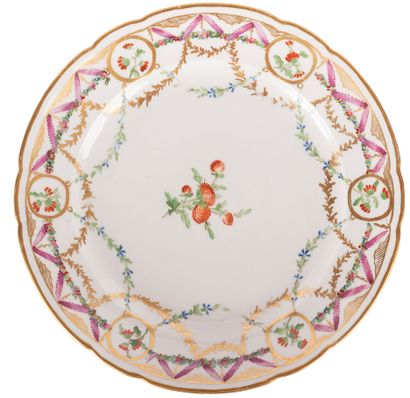 null 
Bordeaux

Porcelain plate with contoured edge with polychrome decoration of...