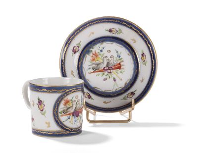 null Bordeaux

Porcelain cup and saucer with polychrome decoration of doves on torches,...