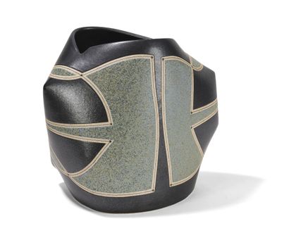 null Gustavo PEREZ (NÉ EN 1950)
Vase en forme ; le col elliptique.
Épreuve en céramique...