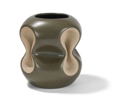 null Gustavo PEREZ (NÉ EN 1950)
Vase cabossé ; le col annulaire.
Épreuve en céramique...