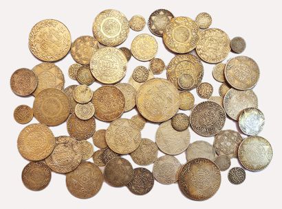 null Morocco. 64 silver coins. Various modules and dates. To be studied. Nice lot....