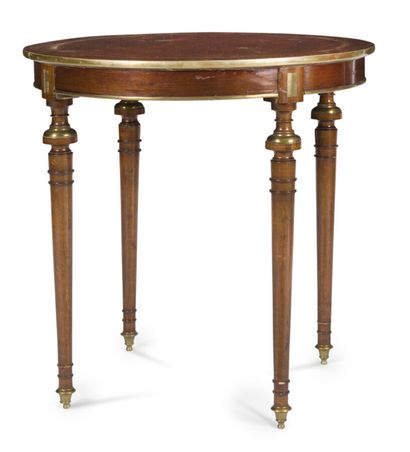 null CIRCULAR TABLE IN MAHOGANY*.
resting on ringed feet.
Second half of the 19th...