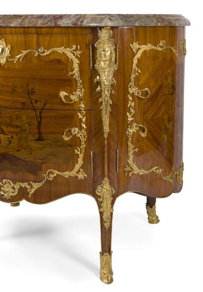 null RARE MIDDLE CHEST OF DRAWERS IN MARQUETRY
opening with two drawers on each side...