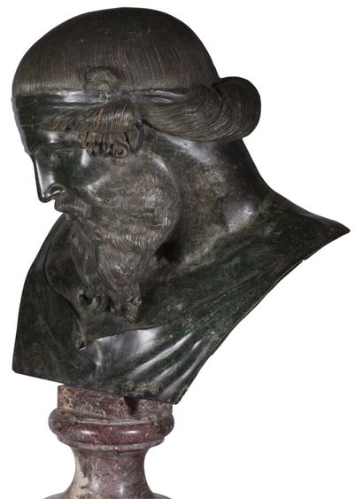 null LARGE BUST IN BRONZE WITH ANTIQUE PATINA
representing Dyonisos, resting on a...