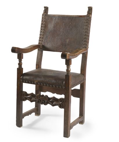 null FAUTEUIL À HAUT DOSSIER EN NOYER*
à décor de feuillages stylisés, les supports...