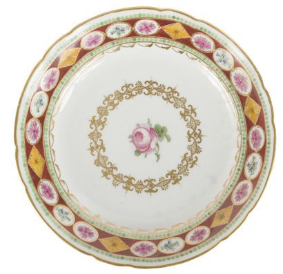 null BORDEAUX
PLATE WITH CONTOURED EDGE IN PORCELAIN
with polychrome decoration of...