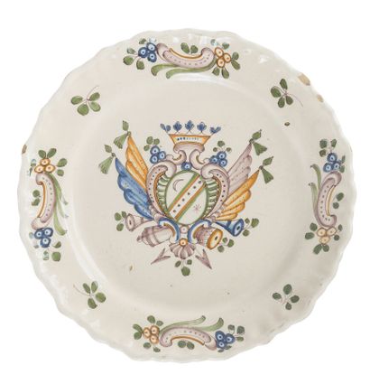 null BORDEAUX
PLATE WITH CONTOURED EDGE IN EARTHENWARE
with polychrome decoration...