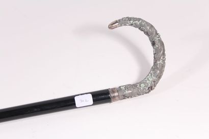 null Fine Asian cane, the shaft in black wood, the handle in silver embossed and...
