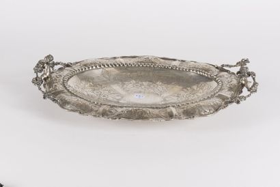 null Oval cup in silver 800 thousandths, it rests on four feet foliated, the poly-lobed...