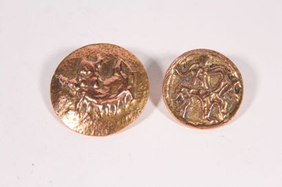 Two round buttons in gilt bronze: one decorated...