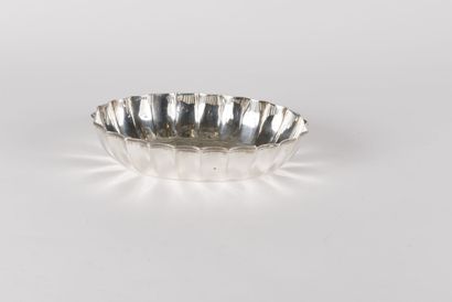 null Bread basket in silver 934 thousandths, the scalloped edge, the wing with decoration...