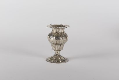 null Vase in silver 800 thousandths, it rests on a round base, the body of baluster...