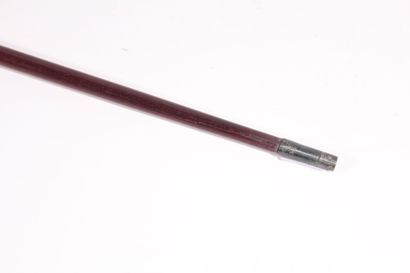 null Straight cane, the shaft in speckled exotic wood, the knob in hammered silver...