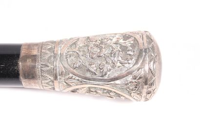 null Cane, black wood shaft, important silver pommel Milord decorated with flowers...