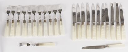 null Douze couteaux et douze fourchettes de table, les manches façon nacre, les lames...