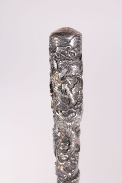 null Fine canne, long pommeau milord en argent à décor repoussé et ciselé de dragons,...