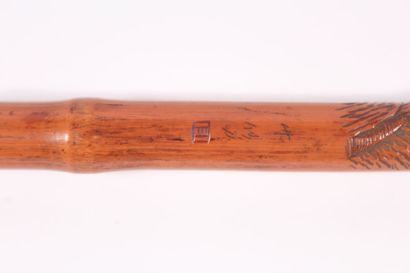null Bamboo cane carved with an Asian landscape, signed Length 88,3 cm.