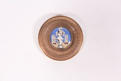 null Broche ronde en bronze doré ornée au centre d'une gouache représentant un buste...