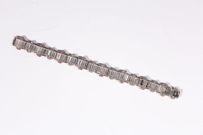 null Silver bracelet Art Deco set with white stones of imitation of size baguette...