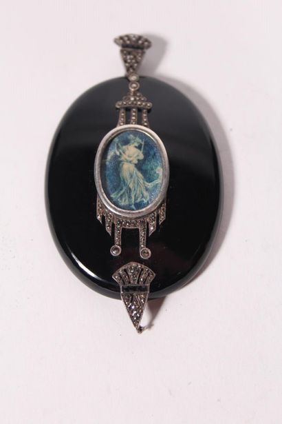 Important Art Deco pendant, the silver frame...