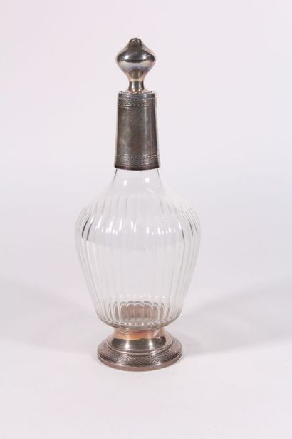 null Carafe and its stopper out of crystal, the body with grooves, the round base...