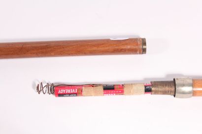 null Reading stick for newspapers in white wood with a strap, length 80,5 cm.