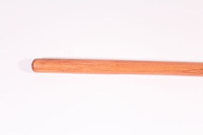 null Monoxyle cane in blond wood, pommel in flattened square. Length 92 cm.