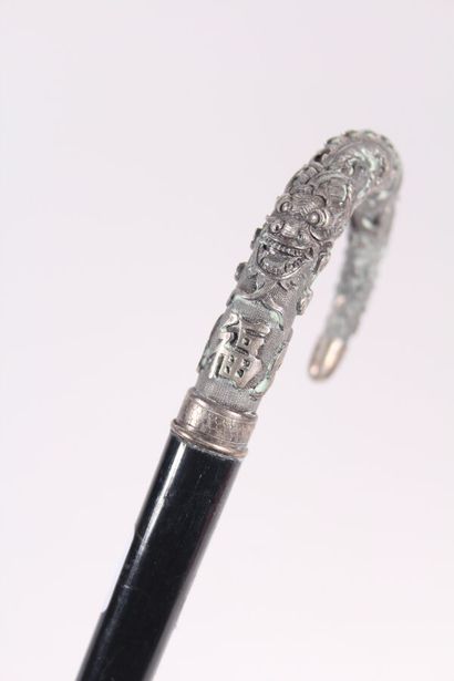 null Fine Asian cane, the shaft in black wood, the handle in silver embossed and...