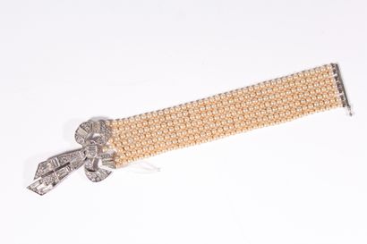null Art Deco ribbon bracelet made of seven rows of fancy pearls, the silver clasp...