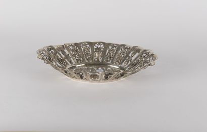 null Oval basket in silver 800 thousandth, the polylobed edges, the sides with openwork...