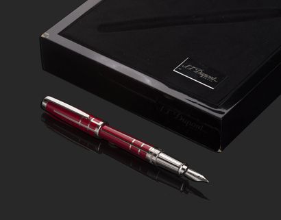 null ST Dupont, stylo plume gamme Phénix, à décor quadrillé en laque de Chine rouge...