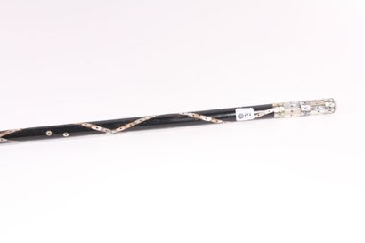 null Cane in black wood with mother-of-pearl inlay, the pommel Milord covered with...