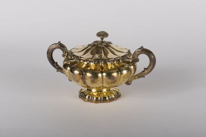 null Covered sugar bowl in vermeil Minerve 950 thousandth, round polylobed base,...