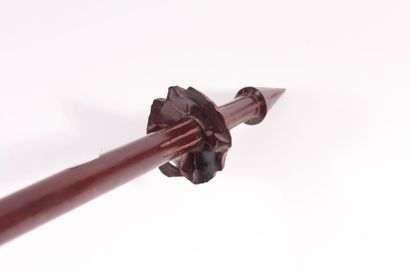 null Mace - Drill-strenum made of exotic wood, ending in a star-shaped protrusion...