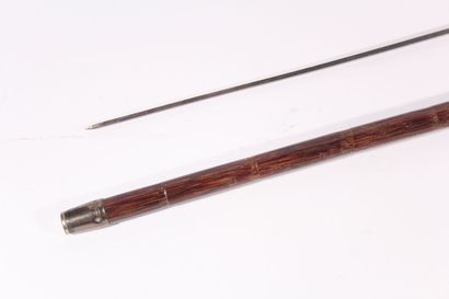 null Canne épée, le fût façon bambou, la poignée à crosse, chiffrée et datée 1923....