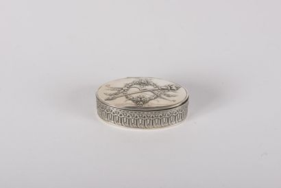 null Oval box or pillbox in Minerva silver, the lid with repoussé decoration of the...
