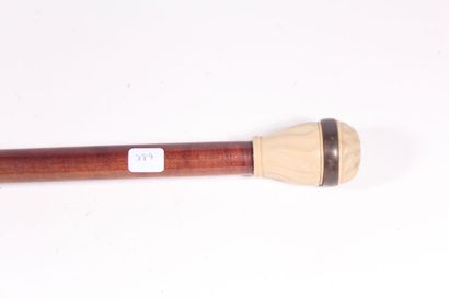 null Pilgrim's cane, the shaft in exotic wood, the pommel carved in ivory with turned...