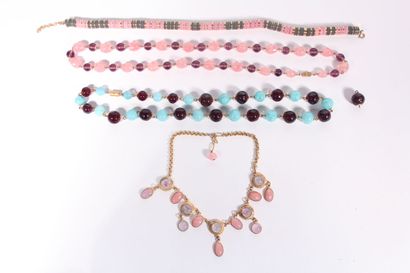 null Quatre colliers fantaisie : deux colliers en perles de verre roses, bleues et...