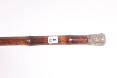 null Cane-trident, shaft in bamboo, silver pommel Milord with embossed decoration...