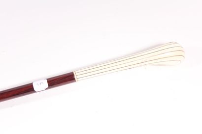 null Elegant cane, the shaft in rosewood, the long ovoid handle in ivory inlaid with...