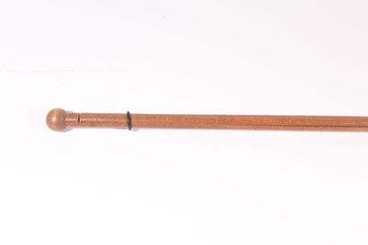 null Reading stick for newspapers in white wood with a strap, length 80,5 cm.