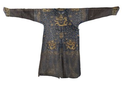 null Robe d'été en gaze bleue brodée
Chine, époque Guangxu (1875-1908) 
À décor de...