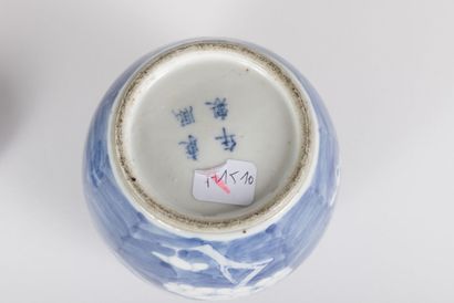 null Pot couvert en porcelaine bleu blanc
Chine, XIXe siècle
A décor de cerisiers,...