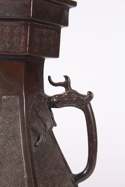 null Vase en bronze 
Japon, ère Tenpo (1830-1844)
Hexagonal, reposant sur un haut...