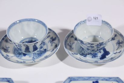 null Quatre coupes et quatre soucoupes en porcelaine bleu blanc
Chine, époque Kangxi...