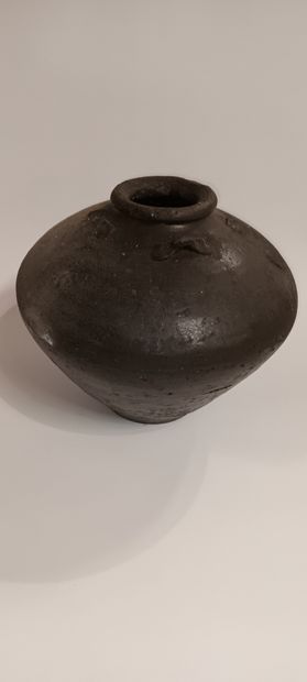 null Vase en grès porcelaineux à glaçure brune
Chine du Sud
Époque Seng
H.: 30 c...