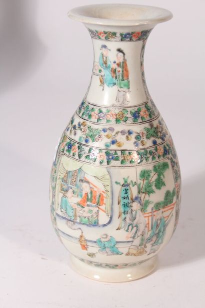 null Deux vases en porcelaine de Canton 
Chine, début du XXe siècle
Le premier balustre...