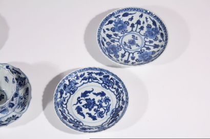 null Quatre coupes et cinq soucoupes en porcelaine bleu blanc
Chine, époque Kangxi...