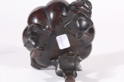 null Brûle-parfum tripode en bronze
Chine, XIXe siècle
La panse lobée, reposant sur...