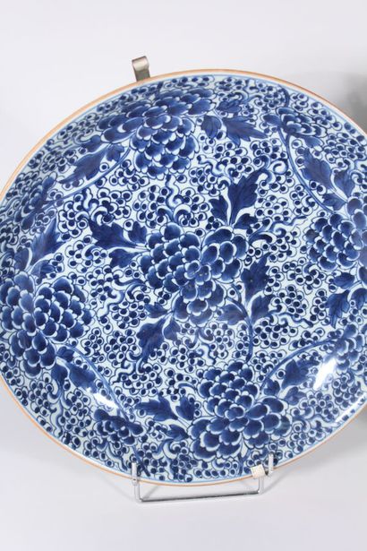null Deux grand plats en porcelaine bleu blanc
Chine, époque Kangxi (1662-1722)
Circulaires,...